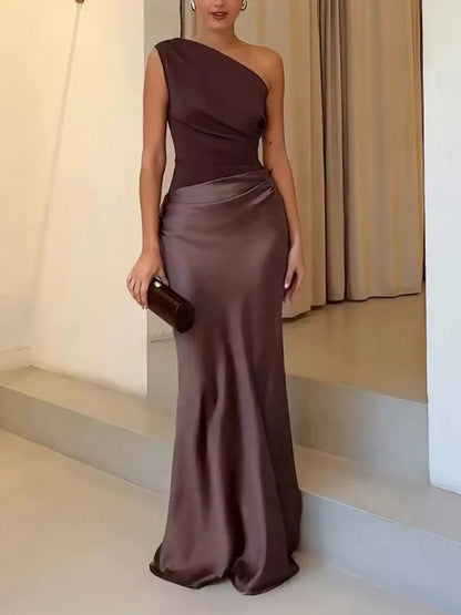 Vestido de fiesta largo con pliegues y escote asimétrico