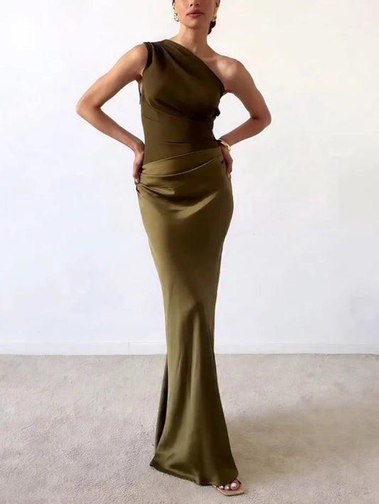 Vestido de fiesta largo con pliegues y escote asimétrico