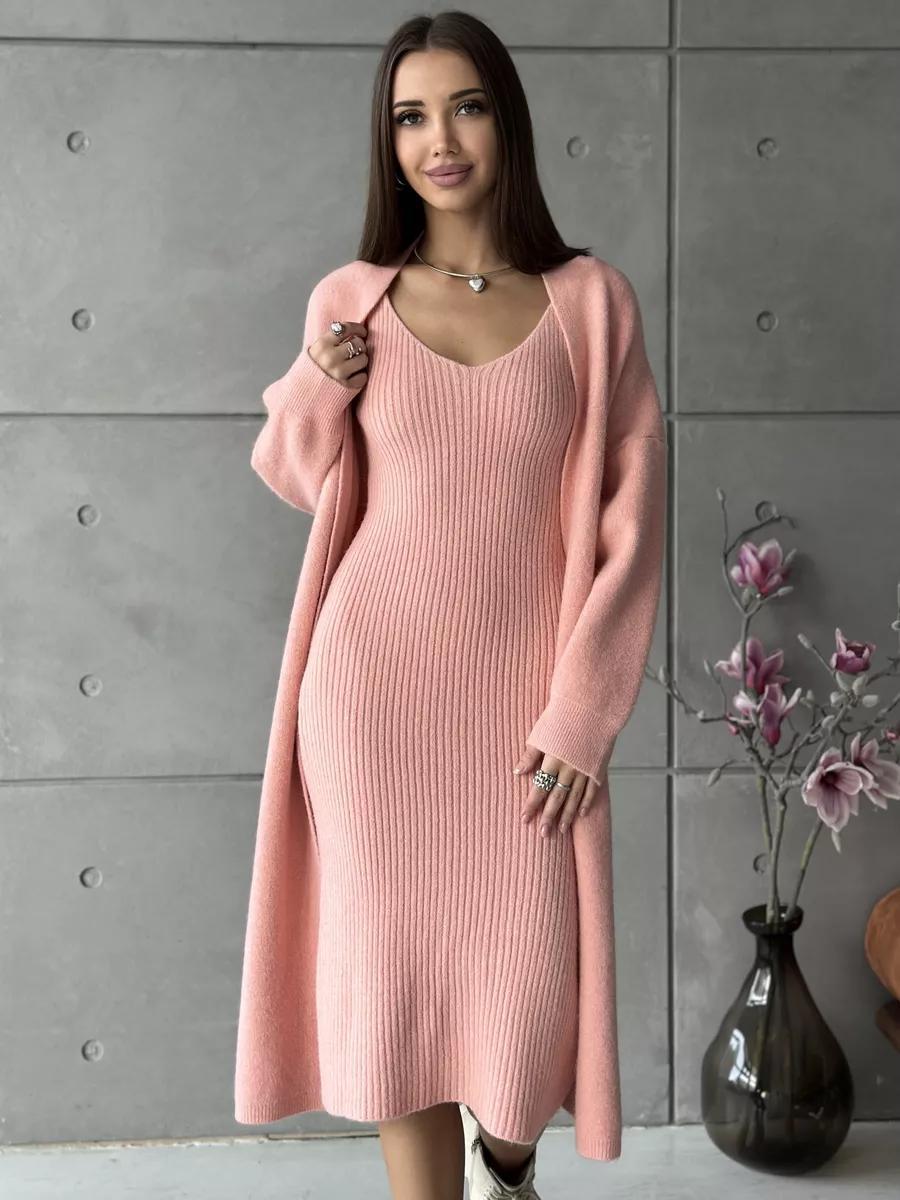 Elegante vestido maxi con cálido cárdigan