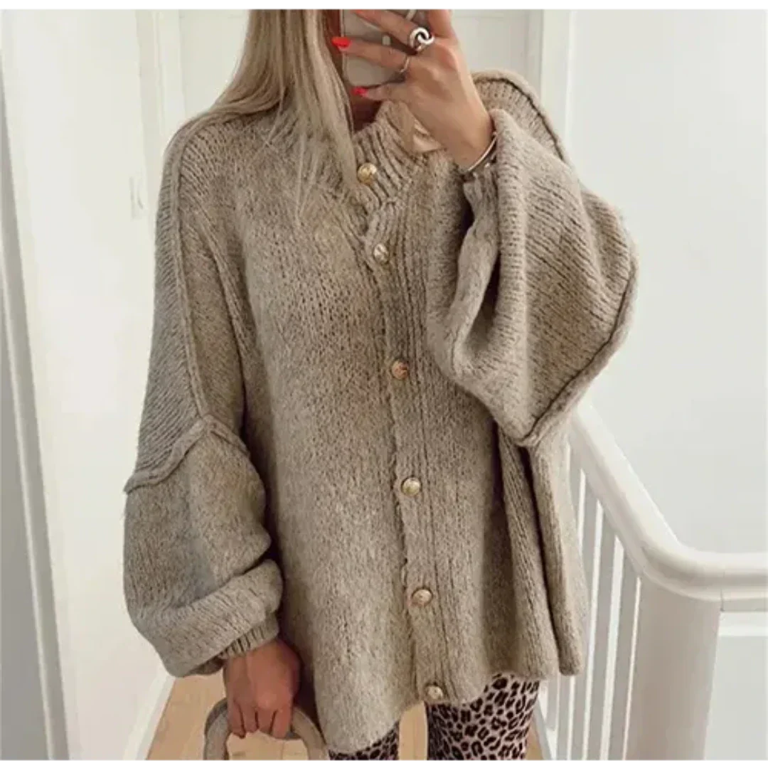 Cálido cárdigan de señora con tapeta de botones