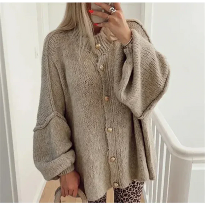 Cálido cárdigan de señora con tapeta de botones