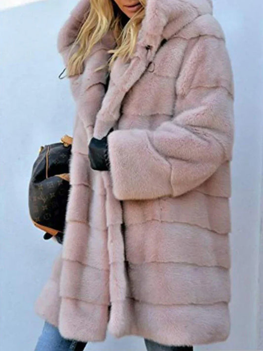 Chaqueta con capucha de piel sintética. Parka con parte delantera abierta