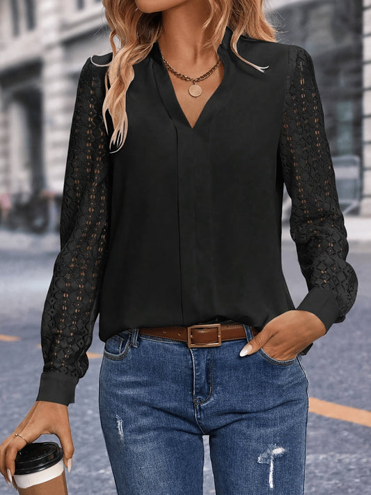Blusa con cuello de muesca - Detalle de encaje y diseño de mangas largas