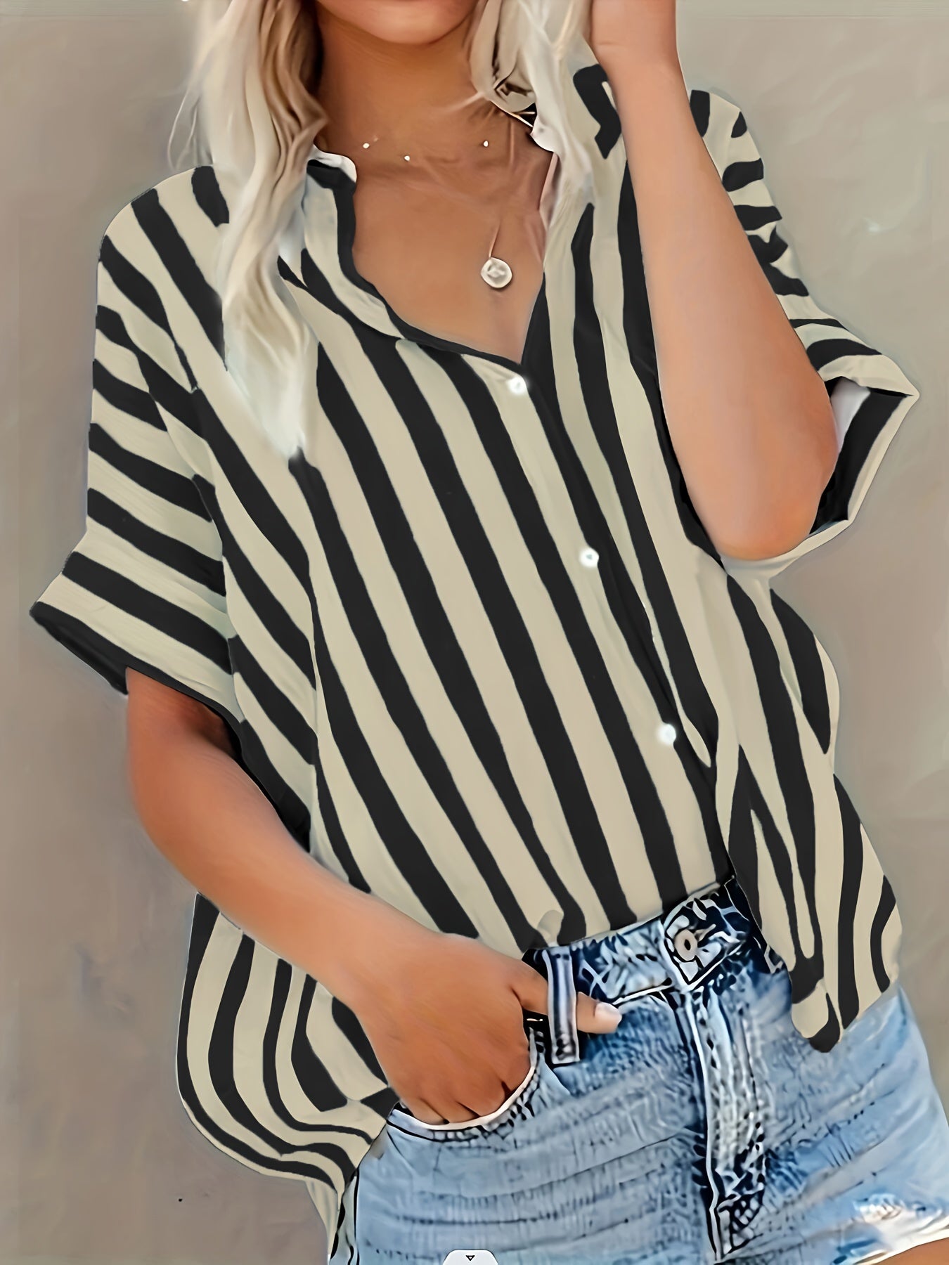 Camisa a rayas con botones - Corte relajado y mangas cortas tipo ala