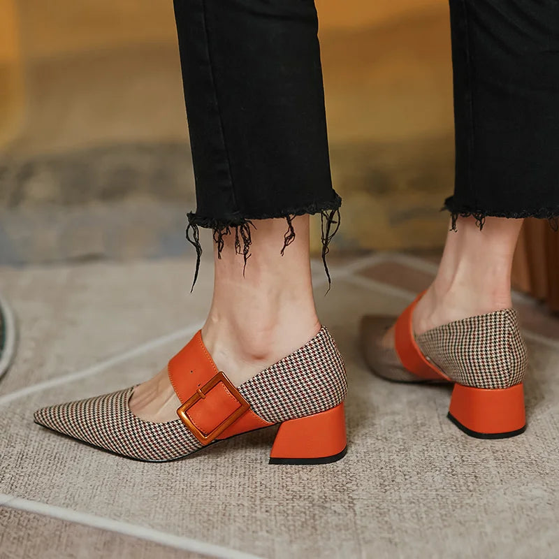 Damskie buty w kratkę w szpic na klocku z klamrą