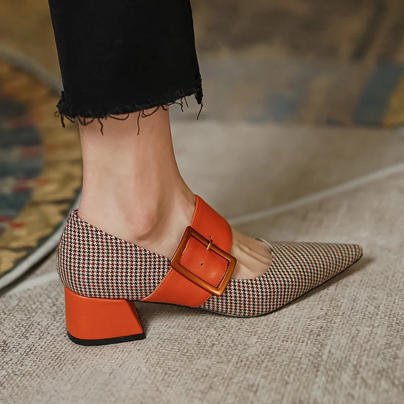 Damskie buty w kratkę w szpic na klocku z klamrą