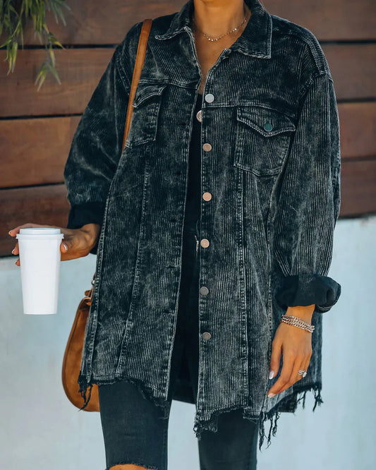 Elegante chaqueta con detalles desgastados y cómodos bolsillos en gris