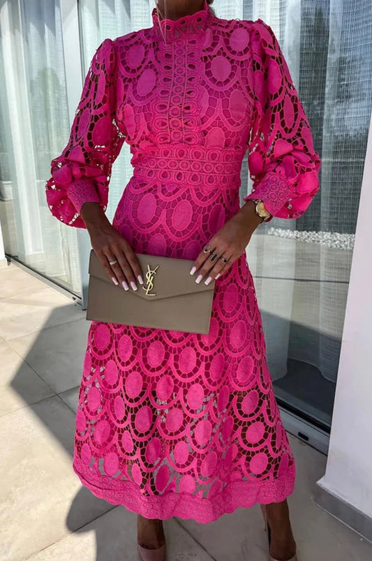 Sofisticado vestido midi para mujer con elegantes detalles de encaje.