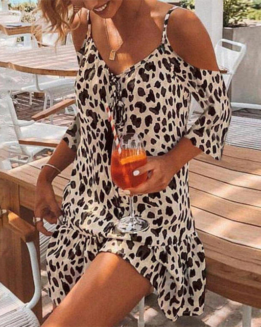 Vestido con estampado de leopardo Elegancia veraniega con un toque salvaje