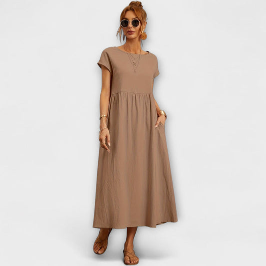 Vestido largo primaveral con mangas cortas en un estilo ligero y femenino