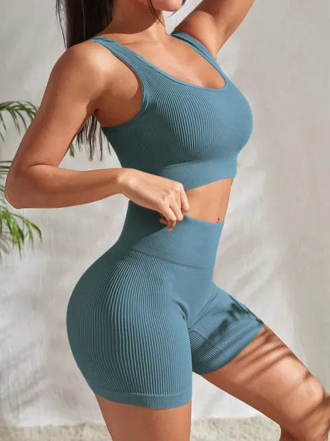 Conjunto de yoga acanalado con top sin mangas y pantalón corto