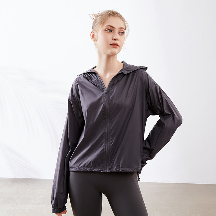 Chaqueta cortaviento con capucha para mujer