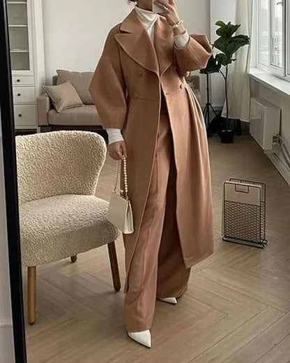 Abrigo de doble botonadura con mangas oversize y corte entallado para mujer