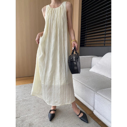 Vestido largo de verano sin mangas con textura plisada y escote redondo