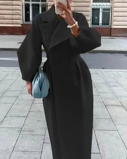 Abrigo de doble botonadura con mangas oversize y corte entallado para mujer