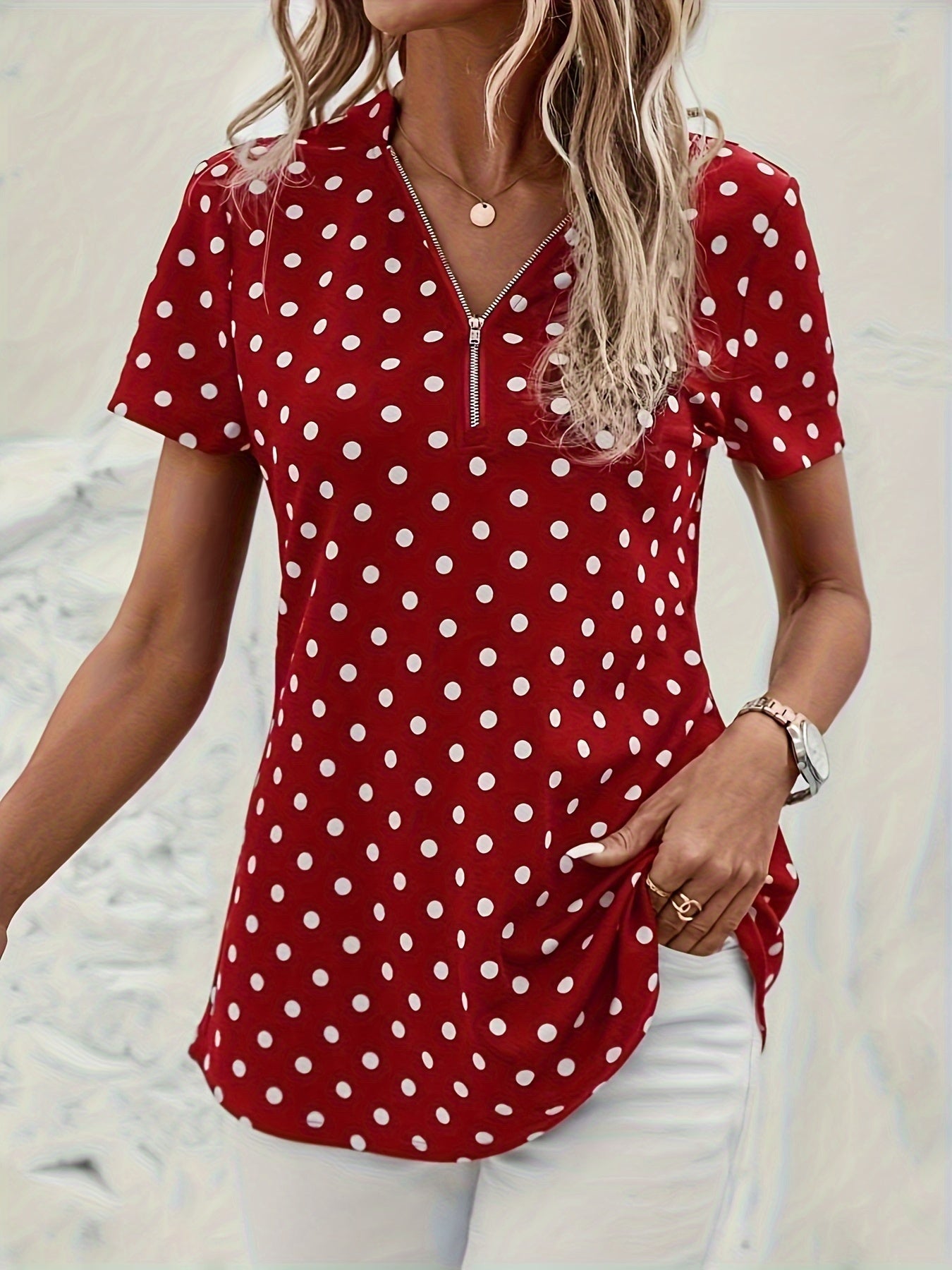 Blusa de lunares con cuello en V, cremallera frontal y mangas cortas