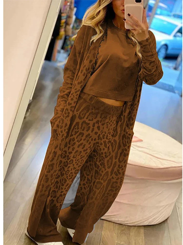 Elegante conjunto de mujer con estampado de leopardo y corte largo