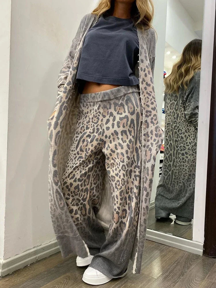 Elegante conjunto de mujer con estampado de leopardo y corte largo