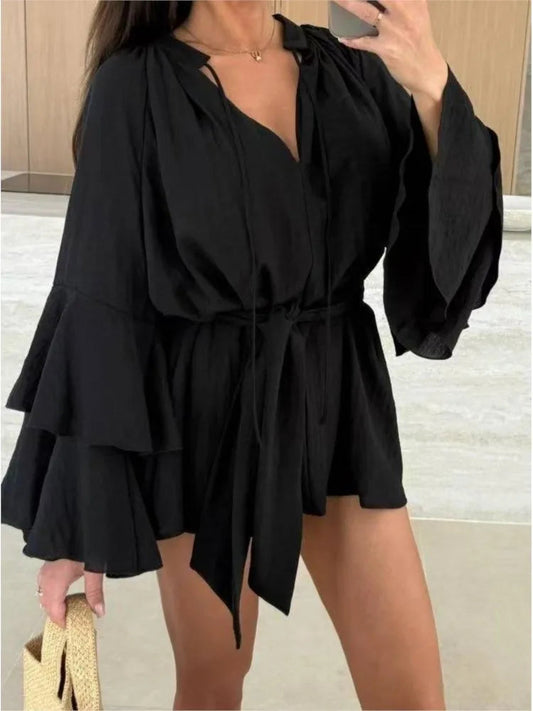 Vestido corto plisado con diseño elegante y mangas anchas