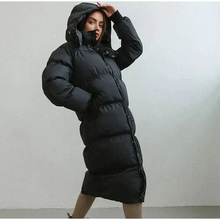 Lujoso abrigo puffer negro para mujer