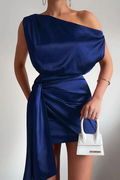 Elegante minivestido con un hombro y un corte favorecedor