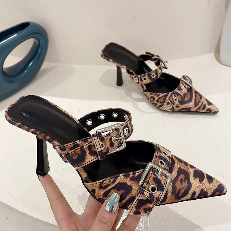 Tacones Rosie | Tacones con hebilla con estampado de leopardo