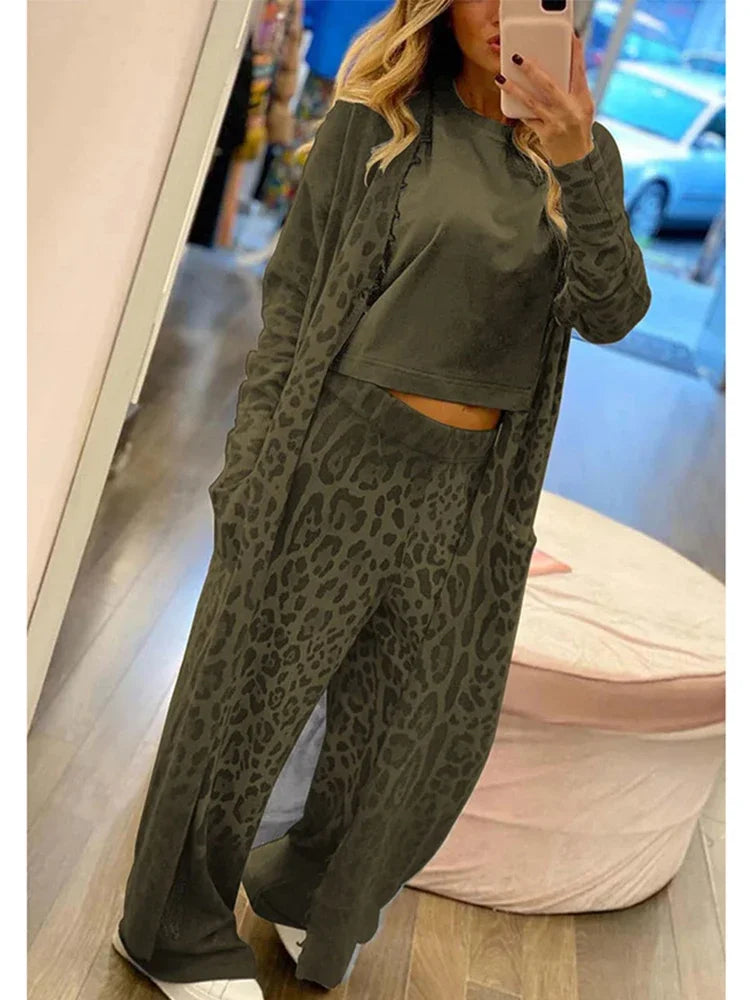 Elegante conjunto de mujer con estampado de leopardo y corte largo