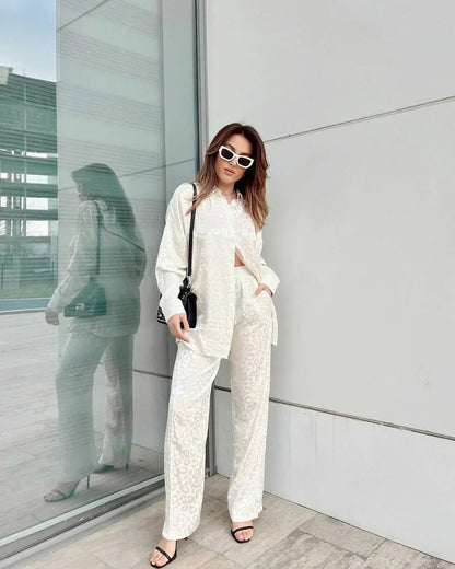Elegante blusa abotonada y pantalón de pata ancha