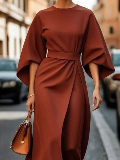 Elegante vestido midi con mangas de campana y cinturón