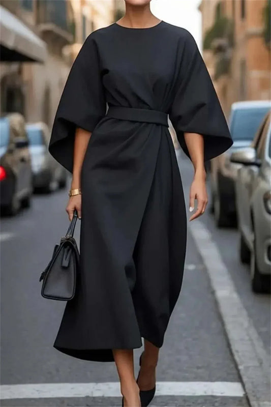 Elegante vestido midi con mangas de campana y cinturón
