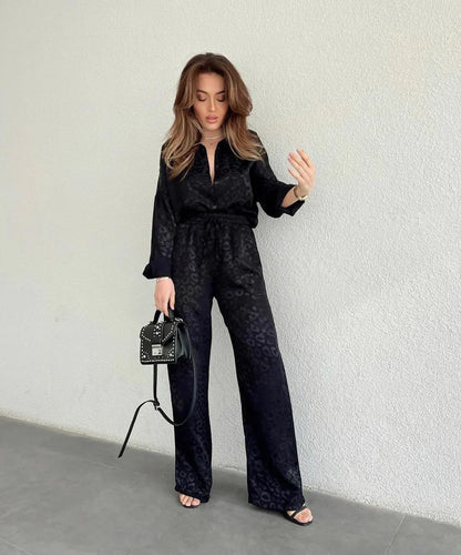 Elegante blusa abotonada y pantalón de pata ancha