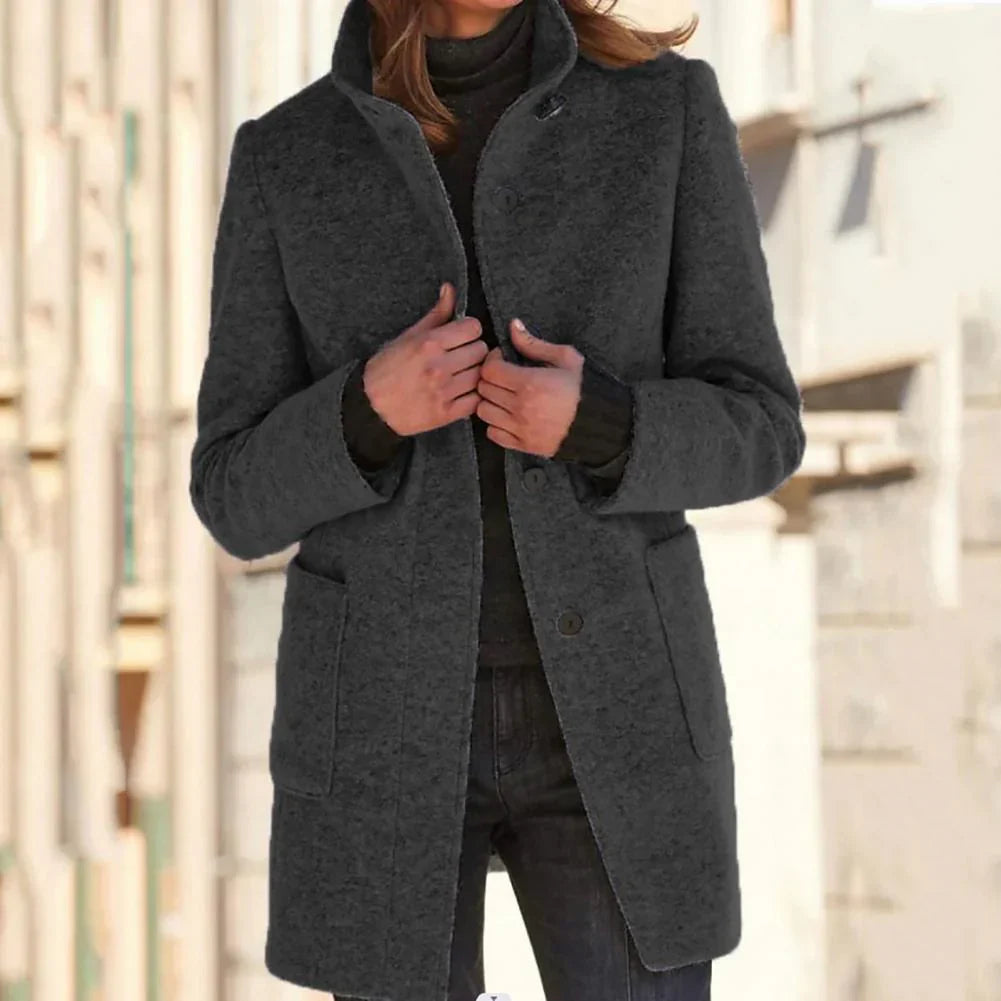 Elegante chaqueta larga con cuello alto