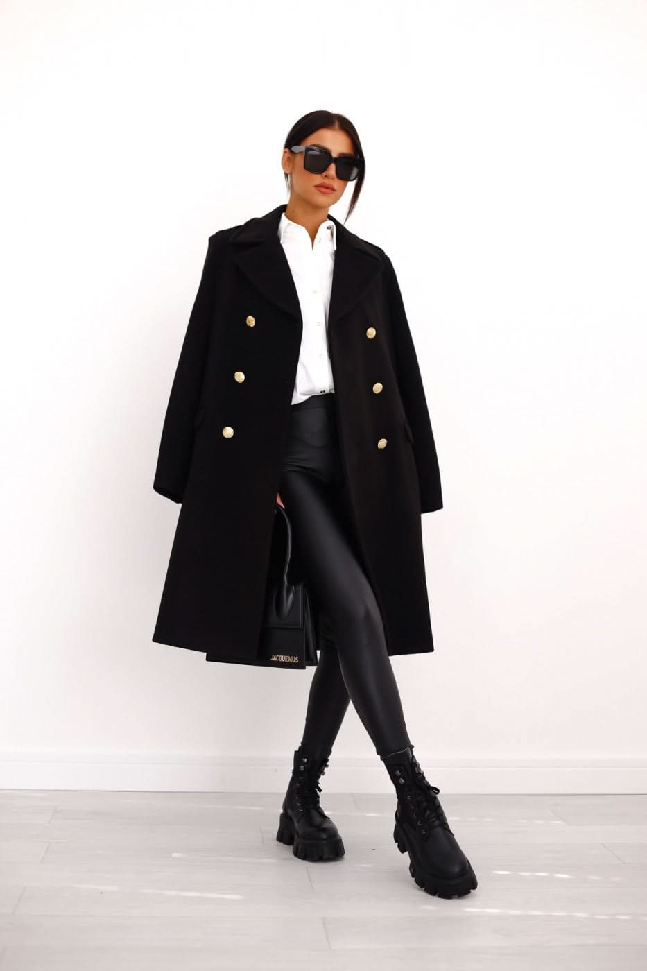 Icónico abrigo negro oversize con botones dorados para mujer