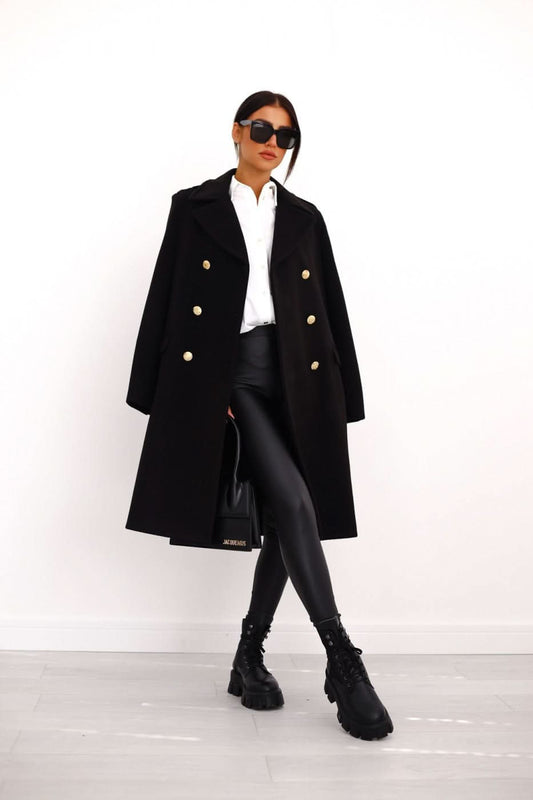 Icónico abrigo negro oversize con botones dorados para mujer