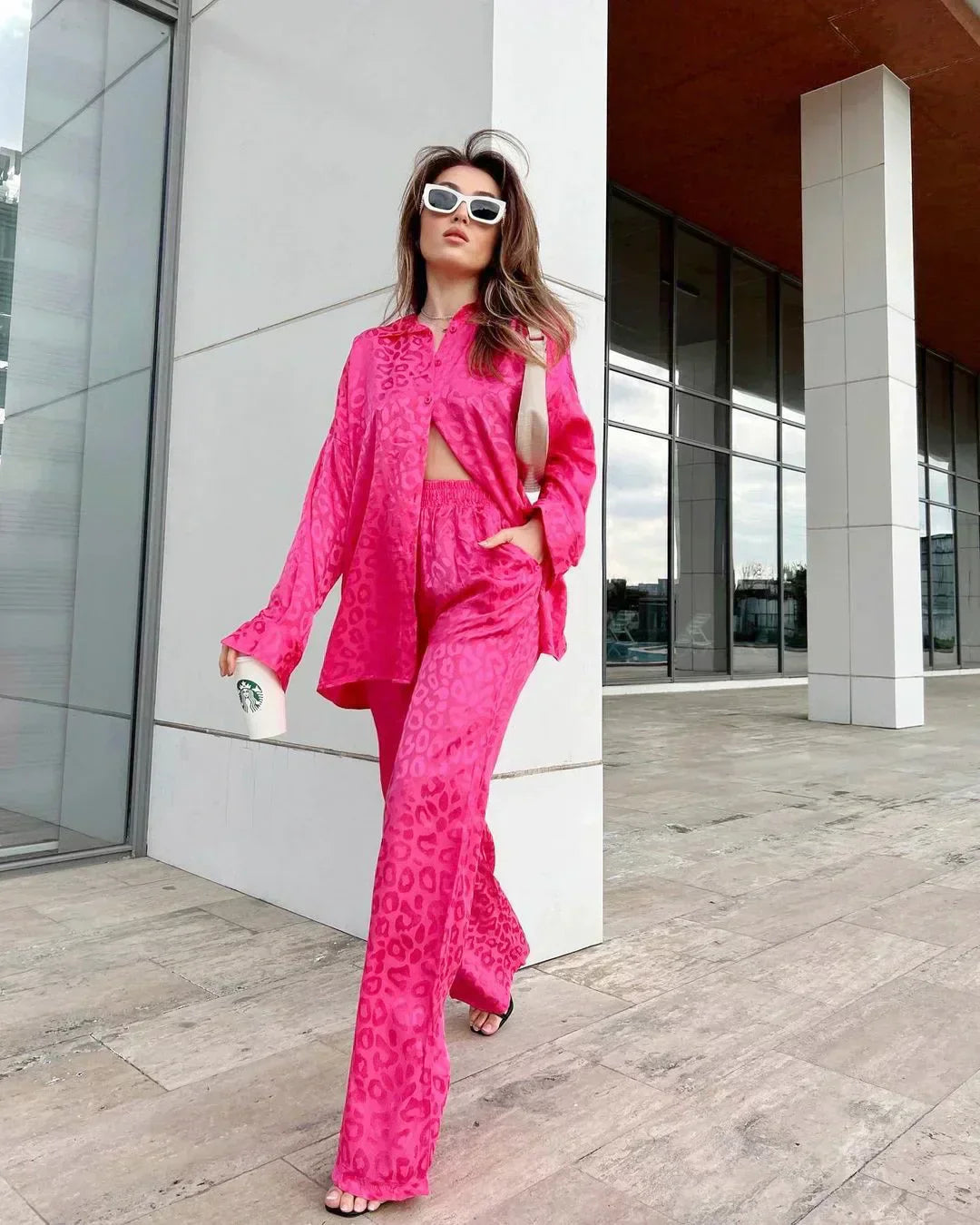 Elegante blusa abotonada y pantalón de pata ancha