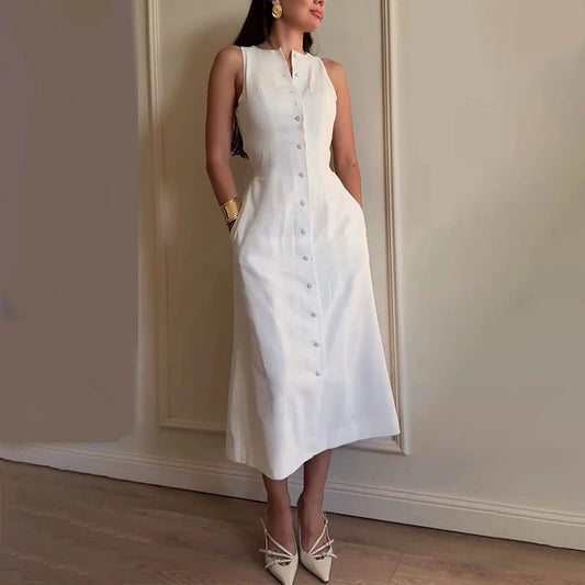 Vestido de verano sin mangas con botones y estilismo elegante