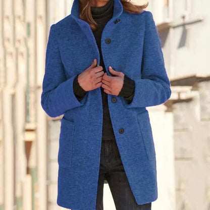 Elegante chaqueta larga con cuello alto