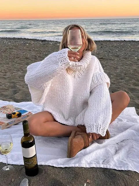 Un elegante jersey holgado con cuello ancho y mangas largas para un look acogedor.