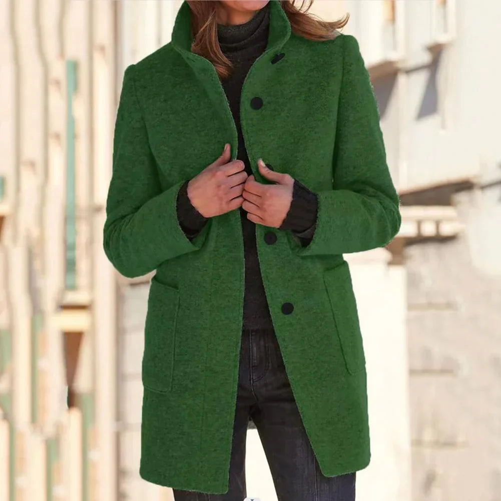 Elegante chaqueta larga con cuello alto