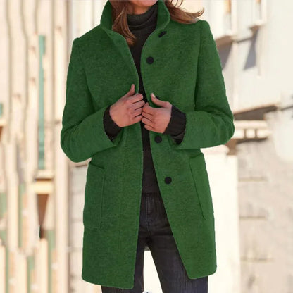 Elegante chaqueta larga con cuello alto