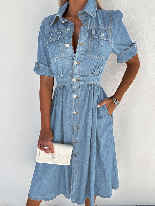 Vestido vaquero profesional: patchwork liso, cuello vuelto, cintura alta, manga corta, azul. Corte normal