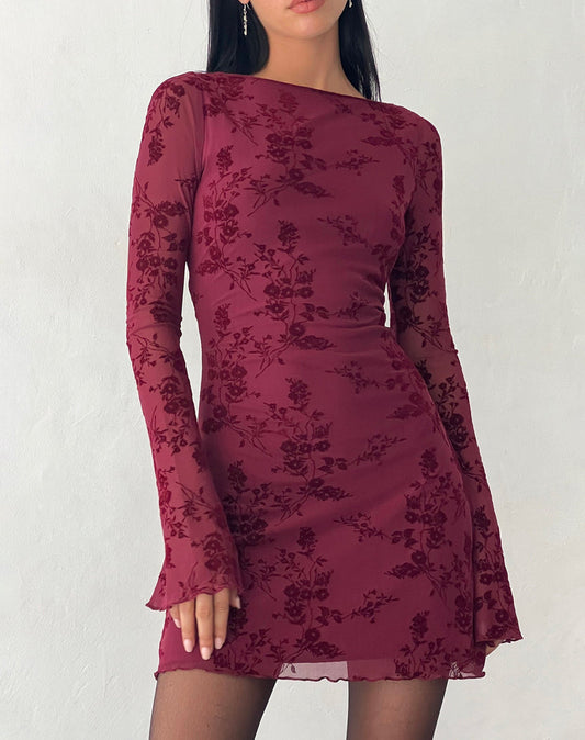 Vestido corto con flores y manga larga, ideal para el entretiempo.