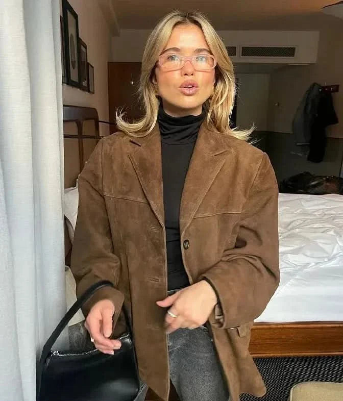 Elegante chaqueta de ante recortada para mujer