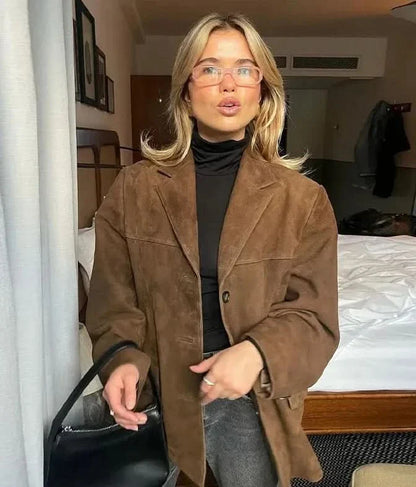 Elegante chaqueta de ante recortada para mujer