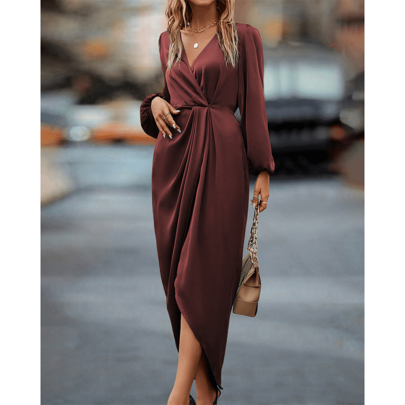 Elegante vestido midi con mangas largas y estilo moderno