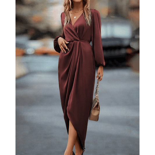 Elegante vestido midi con mangas largas y estilo moderno