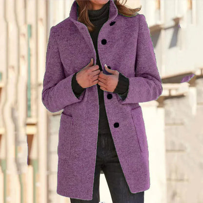 Elegante chaqueta larga con cuello alto