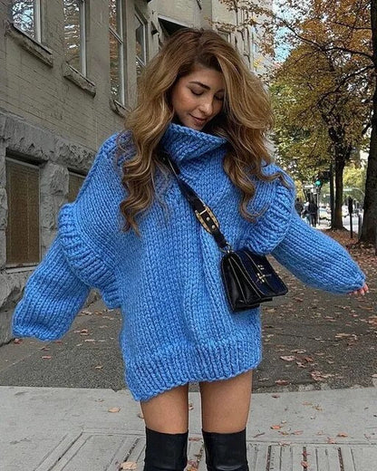Un elegante jersey holgado con cuello ancho y mangas largas para un look acogedor.