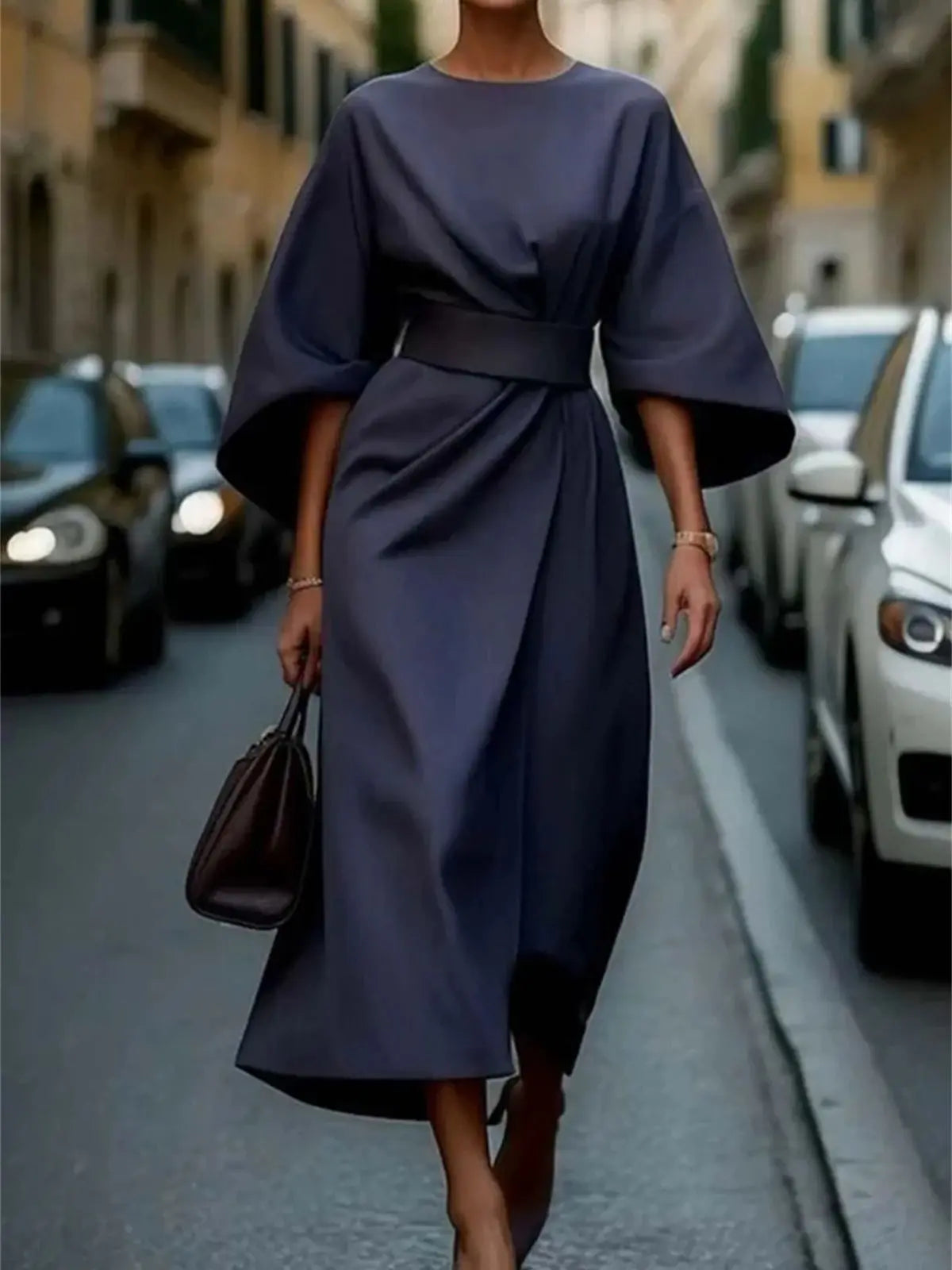 Elegante vestido midi con mangas de campana y cinturón