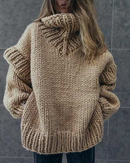 Un elegante jersey holgado con cuello ancho y mangas largas para un look acogedor.